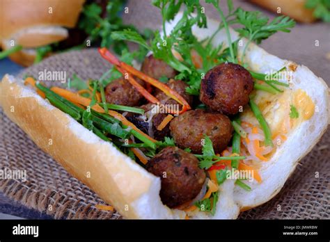  Bánh Mì Thịt Ng вересня - Món ăn đường phố thơm lừng, kết hợp hoàn hảo giữa vị giòn tan và sự mềm mại