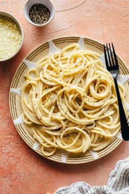  Cacio e Pepe: A Simple Symphony of Creamy Cheese and Peppery Heat!